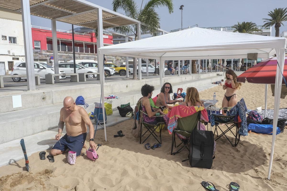 La familia Negrín, en la Playa de Arguineguín.
