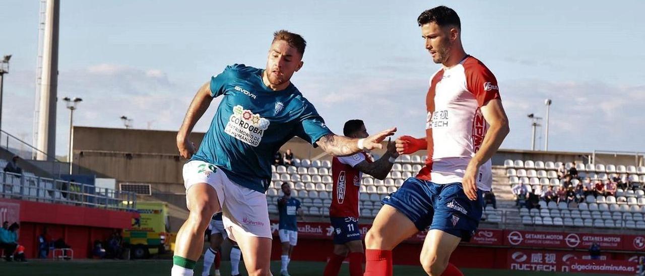 Casas y Albarrán disputan un balón en el Algeciras - Córdoba CF de la pasada temporada.