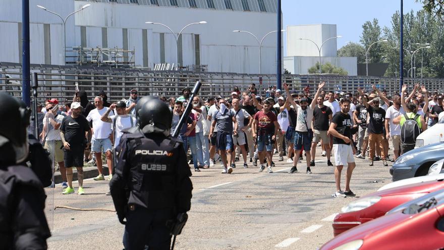 La huelga del metal provoca retrasos en los turnos de Balaídos y acaba en carga policial