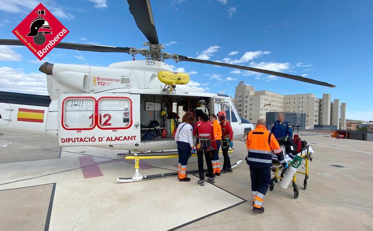 Llegada del herido al helipuerto del Hospital General de Alicante.