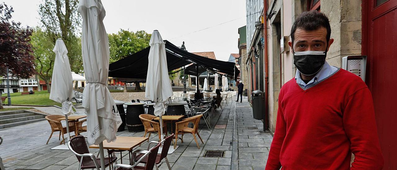 El hostelero Juan Manuel Fernández, en su terraza. M. Villamuza