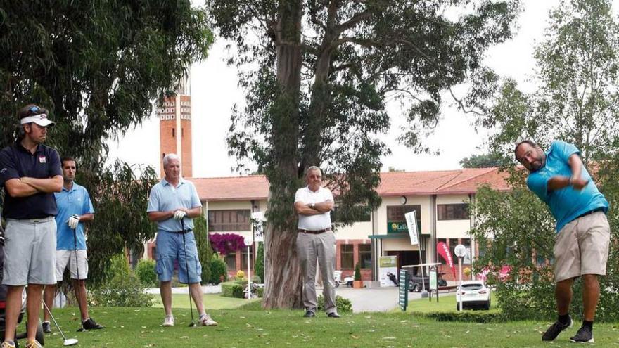 Luis José Neira golpea la bola en el hoyo 10 de La Llorea ante la mirada de Javier Blanco, Salvador Somoano, Gabino Gonzalo y Faustino García.