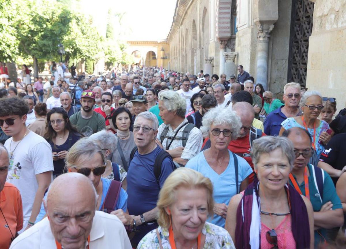 turismo en el puente del pilar ambiente por el centro de córdoba y la mezquita catedral