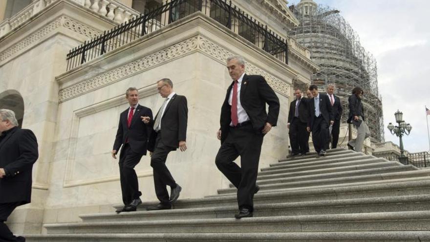 Miembros del Congreso abandonan el edificio tras votar en el Capitolio.