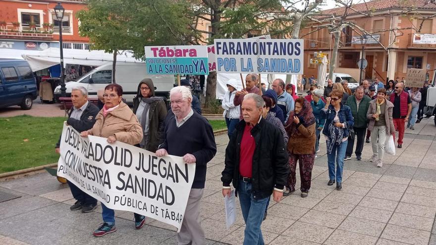 Arriba, los manifestantes en Tábara recorren las calles del municipio tras guardar un minuto de silencio en recuerdo a Ángel Martín. Abajo, la plataforma de Sayago se reúne por vez número sesenta. | Cedidas