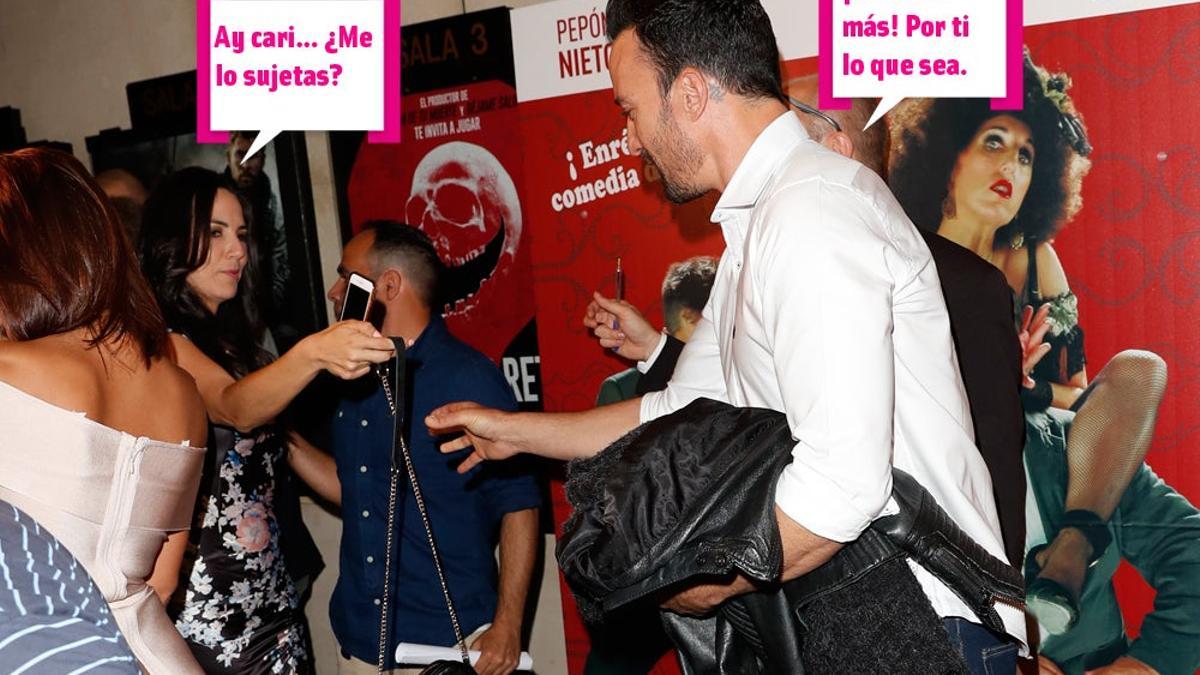 Pablo Puyol le sujeta el bolso a Irene Junquera en un evento