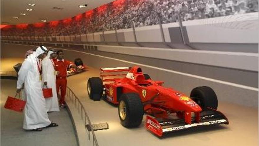 Visitantes del Ferrari World de Abu Dabi contemplan un monoplaza de la escudería.