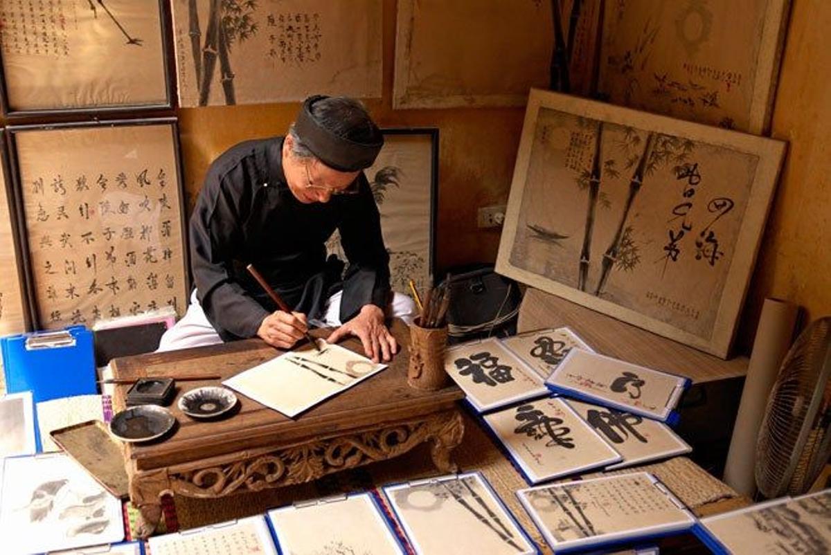 Hombre realizando detalles de caligrafía.