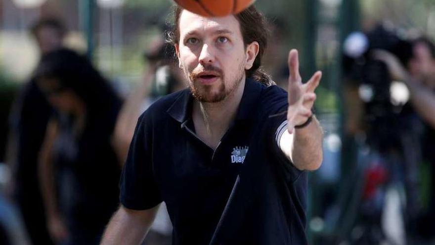 Pablo Iglesias afina puntería. Partido de baloncesto mañanero para el candidato de Unidos Podemos, ayer en Madrid.