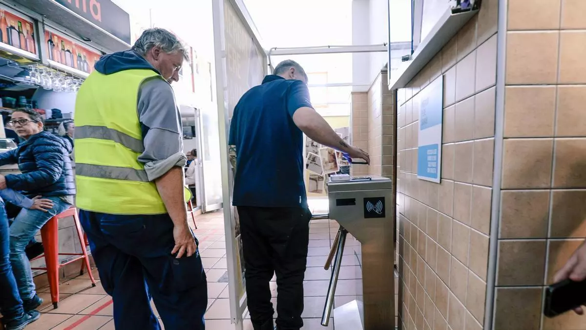 El mercado de Pere Garau de Palma obliga a pagar 50 céntimos para utilizar el baño