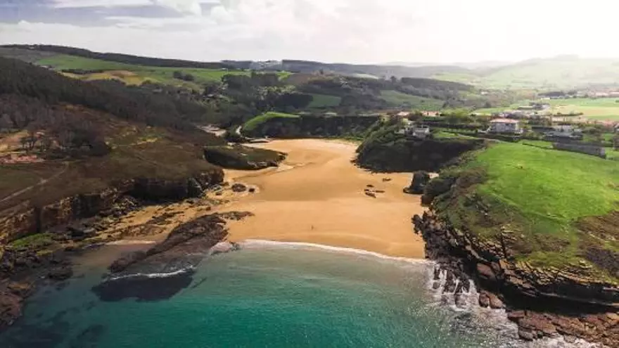 El pueblo escondido de Cantabria donde María y Marta Pombo tienen casa y es su paraíso en el Norte: verdes praderas, playas salvajes y atardeceres de película