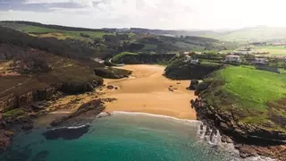 El pueblo escondido de Cantabria donde María y Marta Pombo tienen casa y es su paraíso en el Norte: verdes praderas, playas salvajes y atardeceres de película