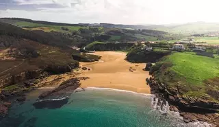 El pueblo escondido de Cantabria donde María y Marta Pombo tienen casa y es su paraíso en el Norte: verdes praderas, playas salvajes y atardeceres de película