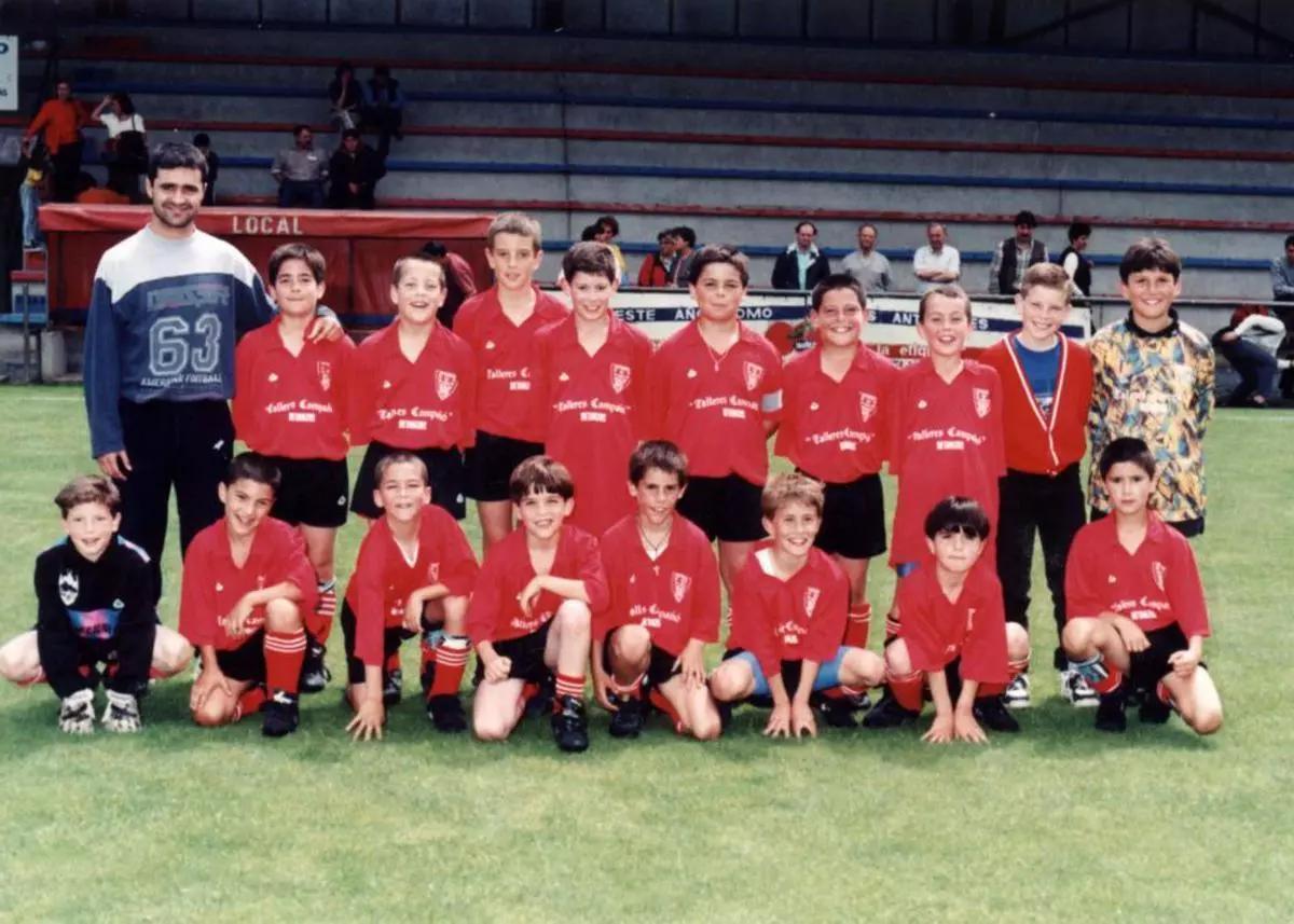 Dani, tercero por la izquierda, abajo, en el Betanzos, durante su etapa de formación, junto al extécnico del Dépor, Óscar Gilsanz.