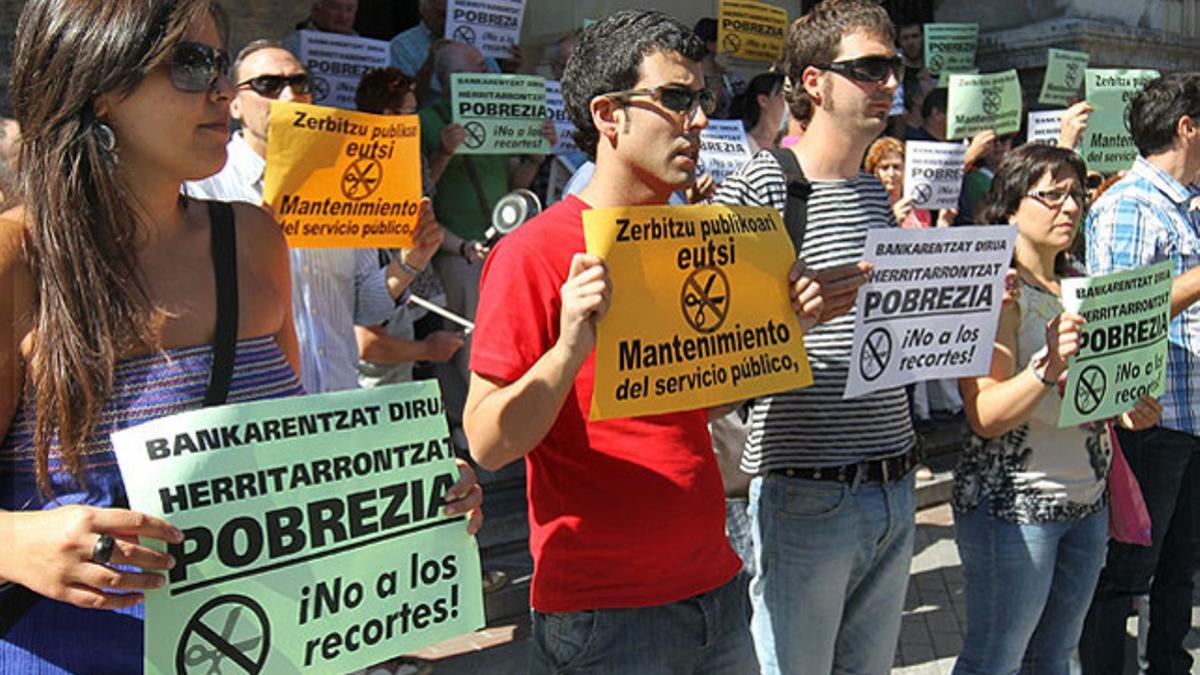 Trabajadores de la Diputación Foral de Bizkaia se han concentrado en protesta por los recientes ajustes aprobados por el Gobierno, como la supresión de la paga extra de Navidad.