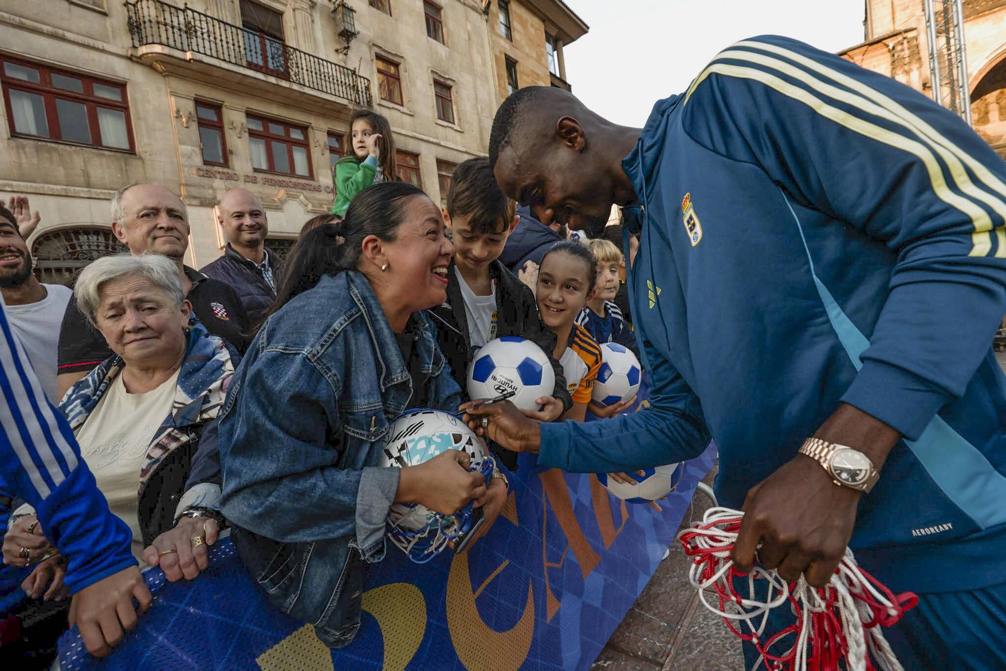 Locura azul en Oviedo: así fue la entrega de los nuevos coches a la plantilla en la plaza de la Catedral