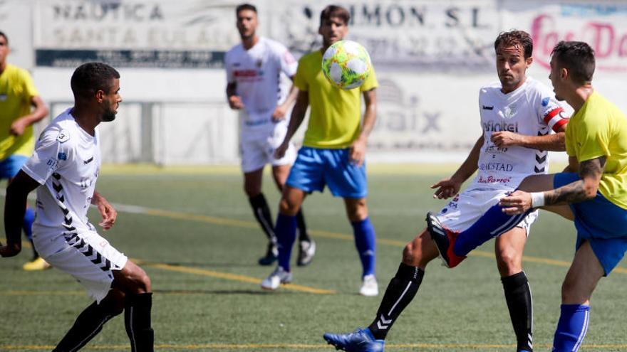 Un instante del partido entre la Peña Deportiva y el Sant Rafel  en el Trofeo Herbusa.