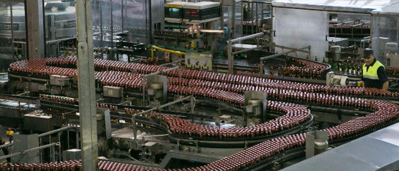 Interior de la fábrica de la Compañía Cervecera de Canarias en Santa Cruz de Tenerife.