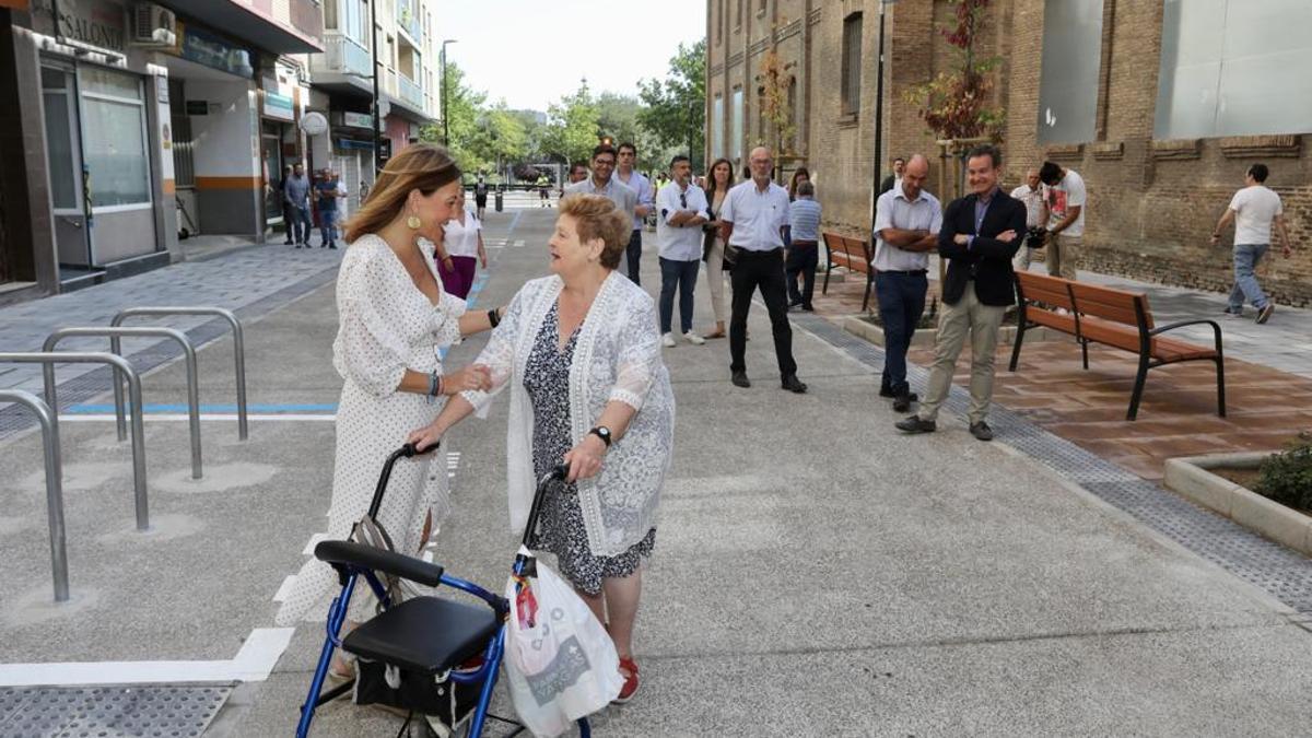 La alcaldesa Natalia Chueca con una vecina.