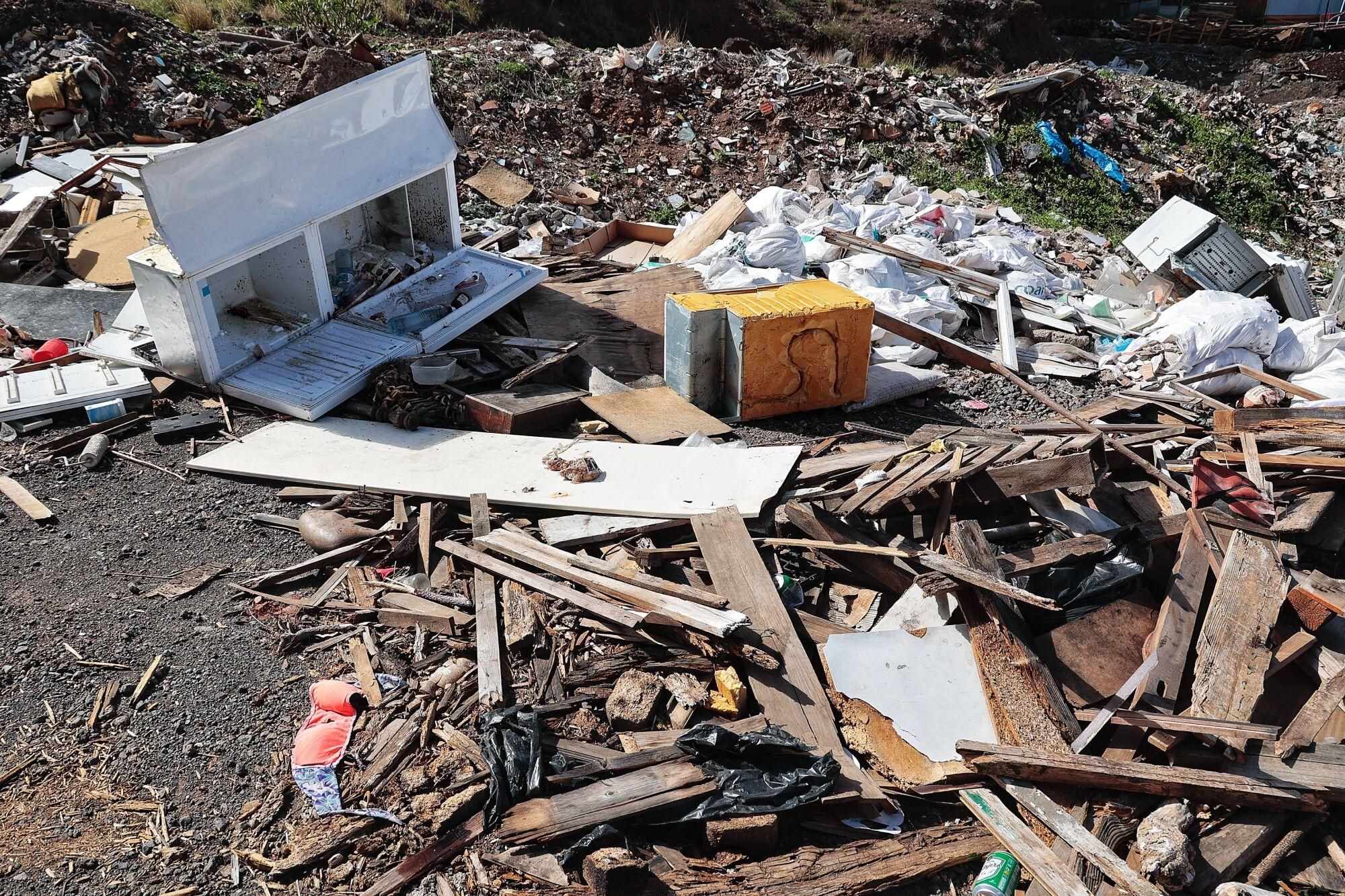 Vertedero de basura en la montaña de Taco.