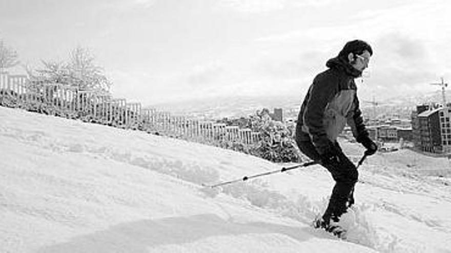 ESQUÍ en la PARTE Baja del Naranco. La gran cantidad de nieve caída en el fin de semana convirtió las inmediaciones de Oviedo en una improvisada pista de esquí.