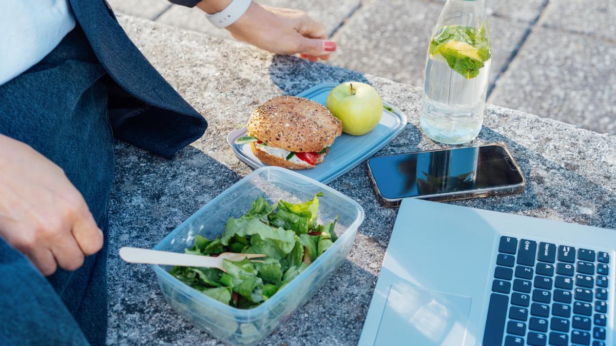 Empresaria comiendo descanso