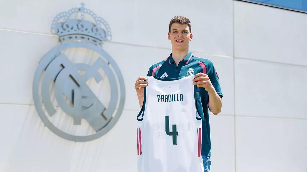 Jaime Pradilla posa con la camiseta del Real Madrid
