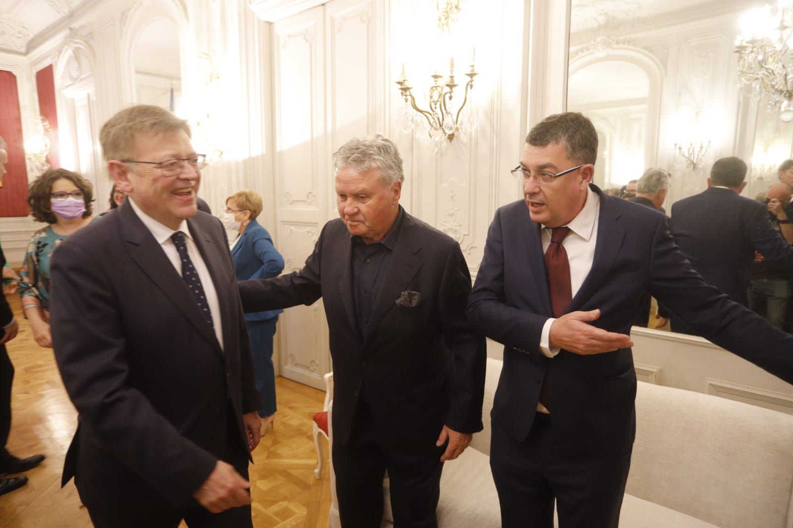 El exvalencianista Hiddink es premiado por las Cortes Valencianas