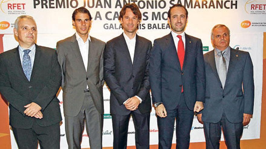 Carlos Moyá y Rafel Nadal posaron junto a los presidentes Bauzá, Escañuela y Ferragut en la zona de bienvenida.