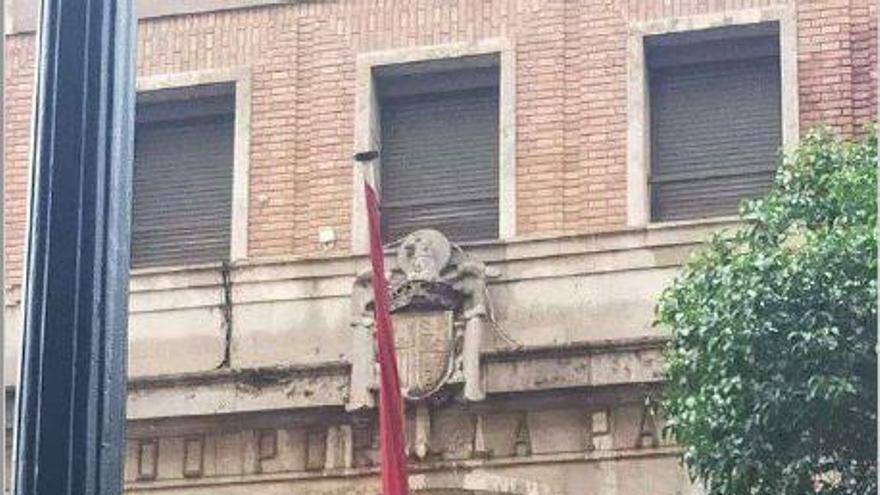 Escudo franquista en la fachada de un cuartel de la ciudad