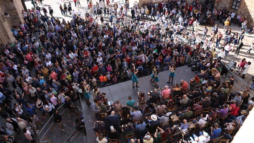Imagen de la plaza de Santa María, este domingo, con cien músicos sobre el escenario y danzas irlandesas.