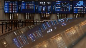 Paneles del Ibex 35 en el edificio de la Bolsa española.