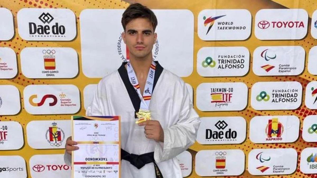 Pablo Patiño, con su medalla y diploma en el Nacional. |  // FDV