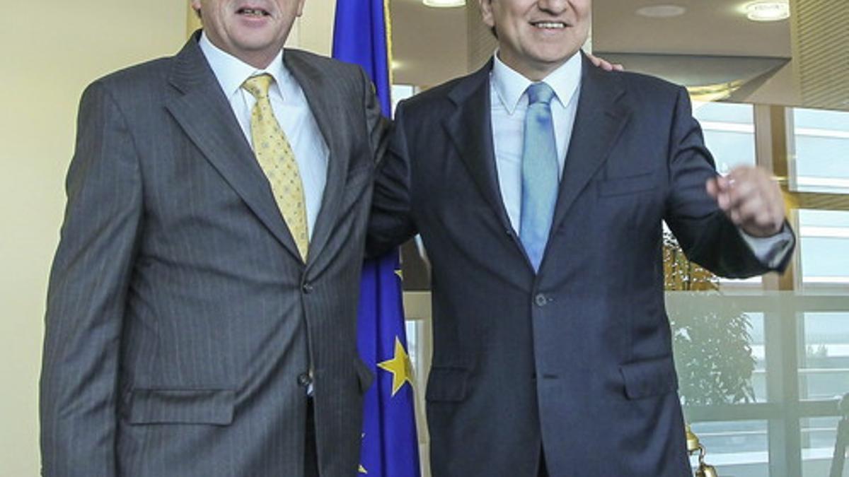 Jean-Claude Juncker (izquierda) y el presidente de la Comisión Europea, José Manuel Durao Barroso, el 18 de julio en Bruselas.