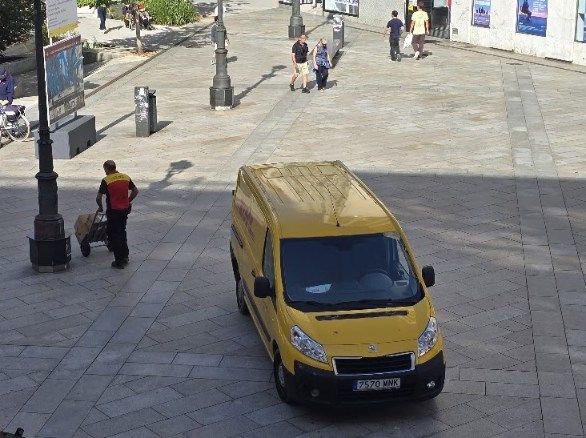 La circulación rodada no cesa en las zonas peatonales de Vilagarcía, ni siquiera con el control policial ejercido.