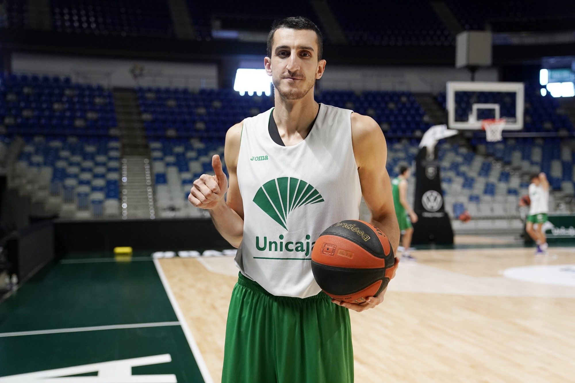 Primer entrenamiento de Dejan Kravic en el Carpena con el Unicaja