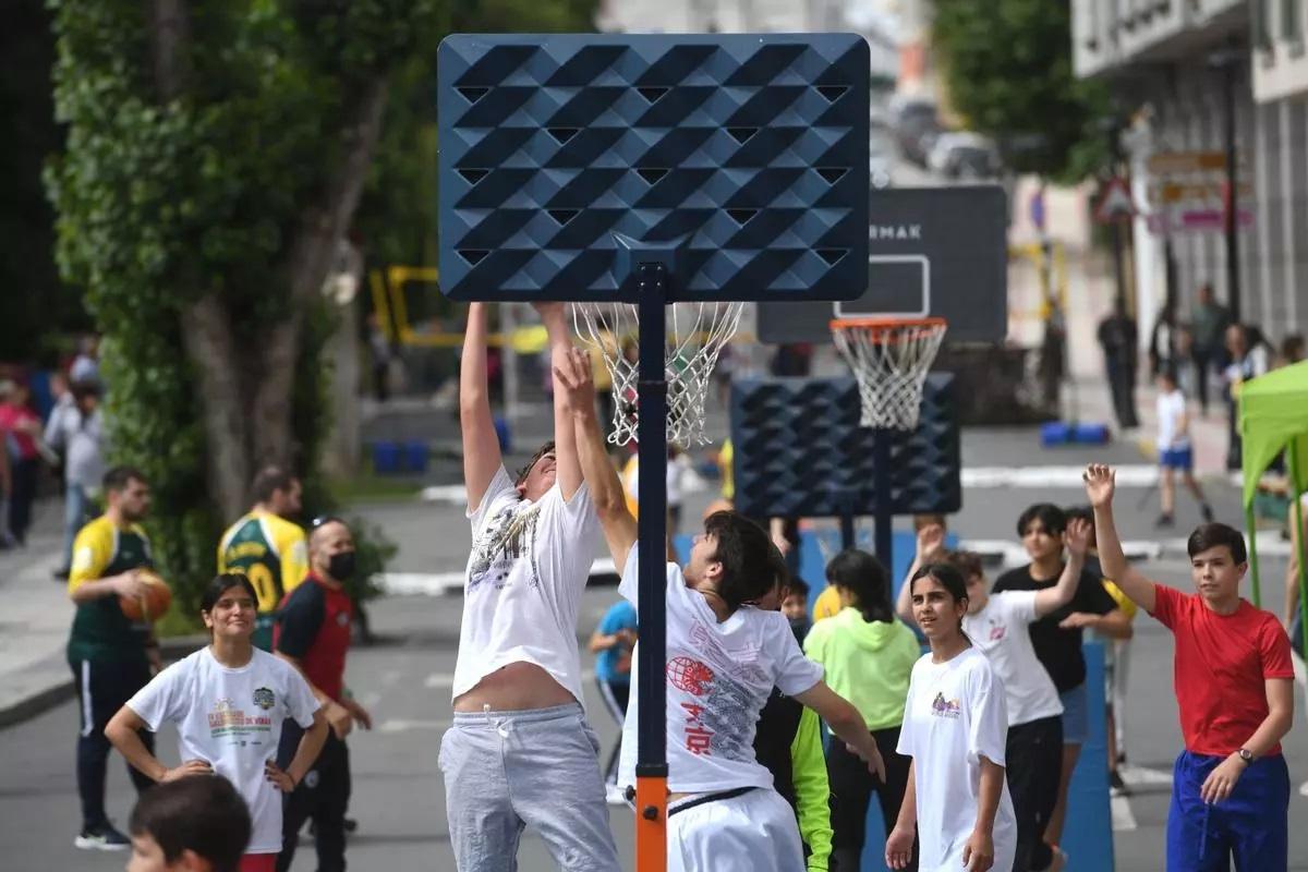Unos niños jugando al baloncesto en Arteixo.