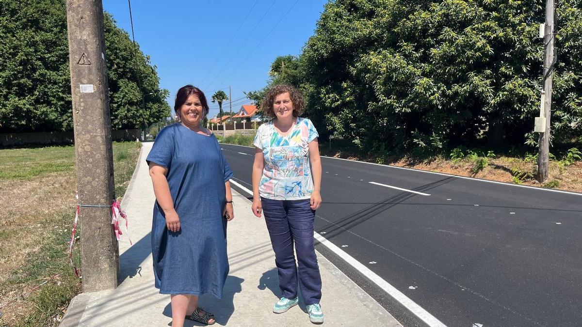 Pilar Lueiro e Goretti Sanmartín na rúa San Martiño de Arín