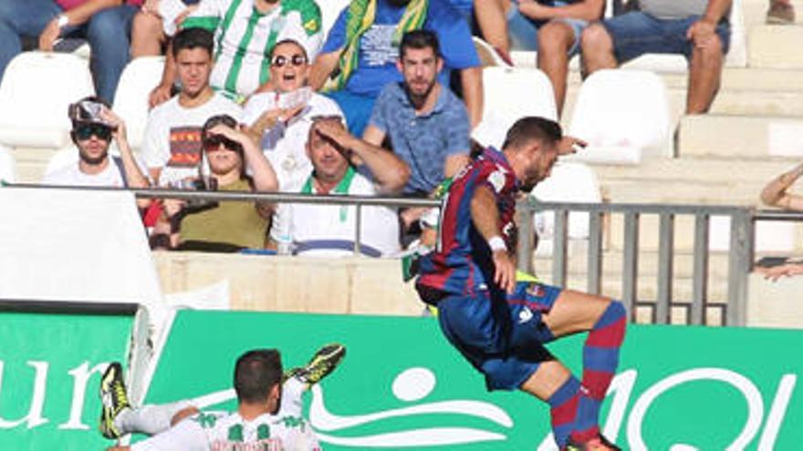 Antoñito y Morales pugnan por un balón durante la primera parte del encuentro.