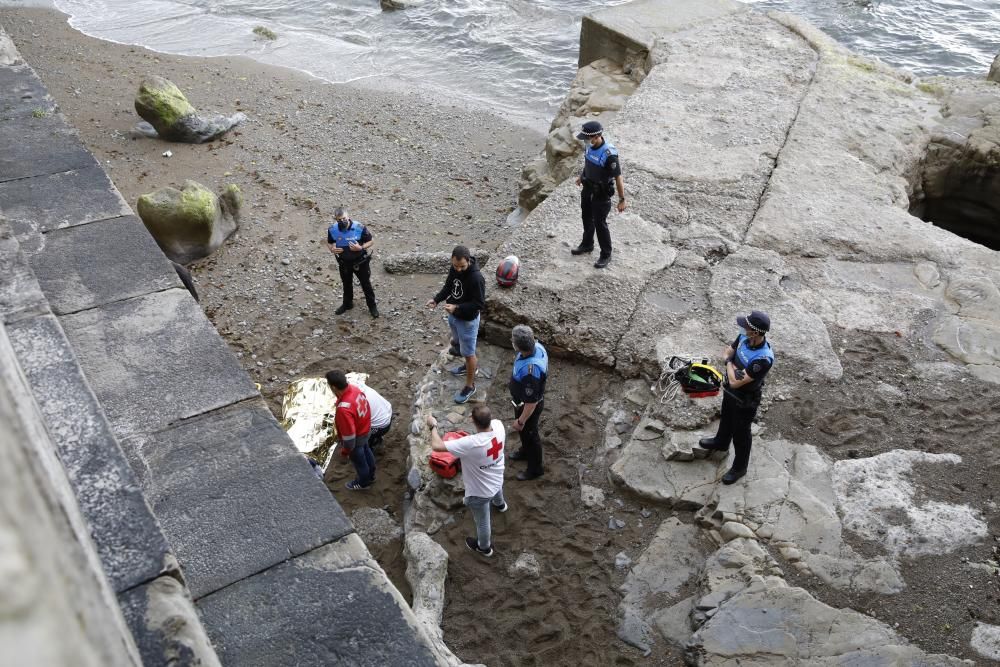 Un joven cae a las rocas en la punta de Lequerica