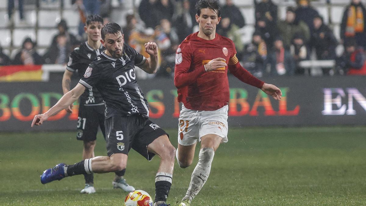Jesús Vázquez, con el brazalete de capitán, ante el Burgos CF