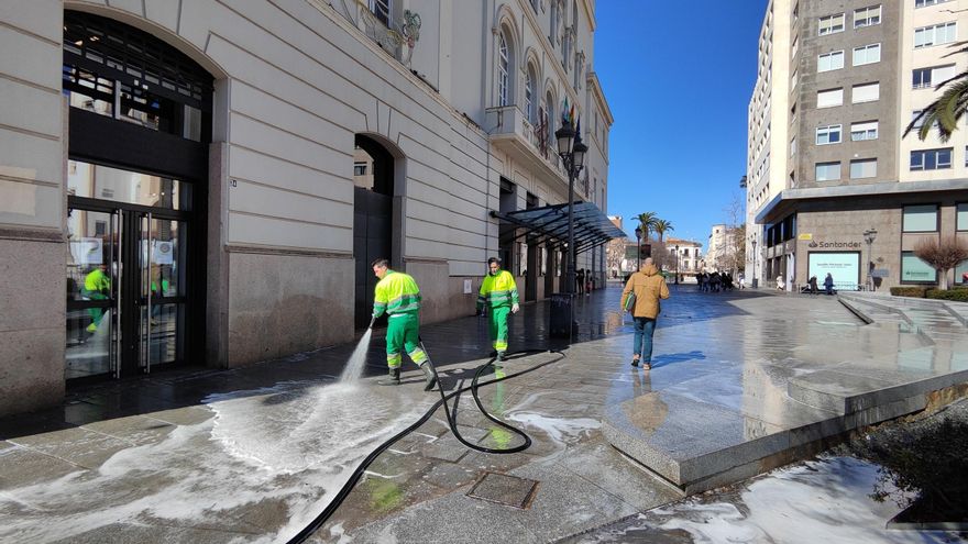 El PSOE apoya las reivindicaciones de los trabajadores de FCC en Badajoz