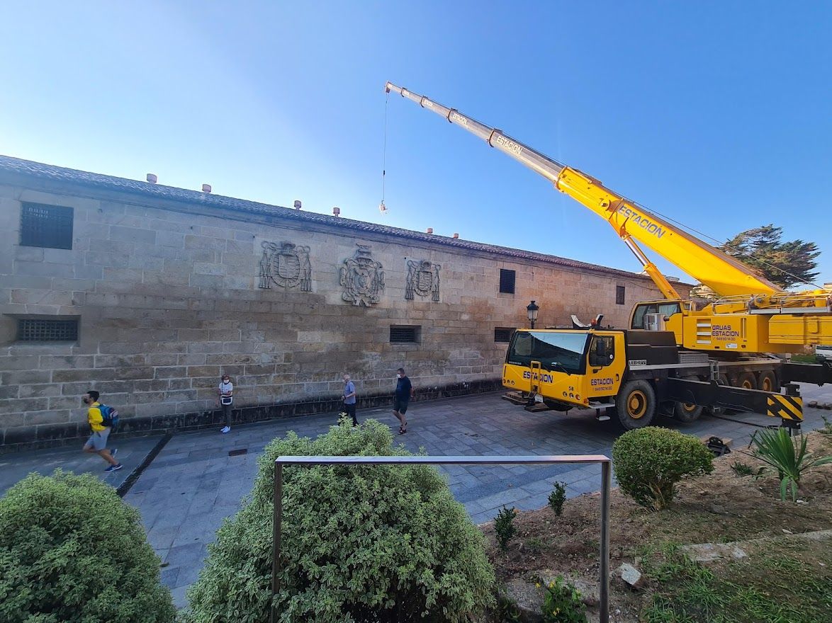 Una grúa en medio del conjunto arquitectónico para elevar las 40.000 tejas necesarias para reponer la cubierta del convento.