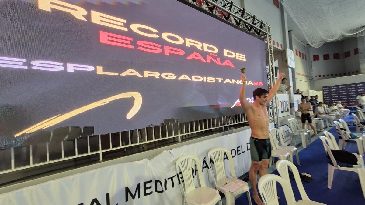 Mario Méndez celebra su triunfo en el Campeonato de España de larga distancia celebrado en Elche
