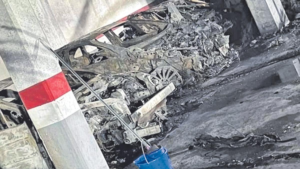 Imagen del estado en el que quedaron los vehículos tras el incendio del garaje en Corts Valencianes