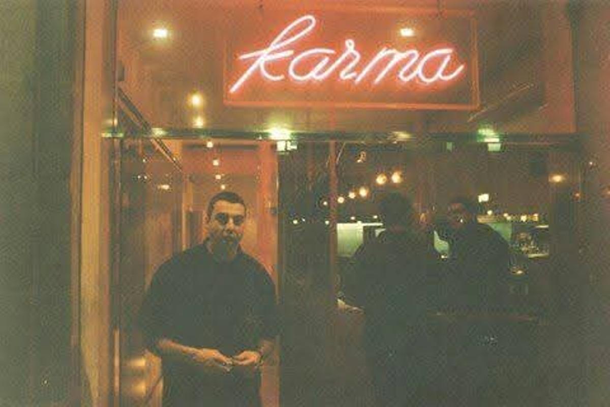 El karateka Jordi Ledo, en la puerta del Karma, en los años 80