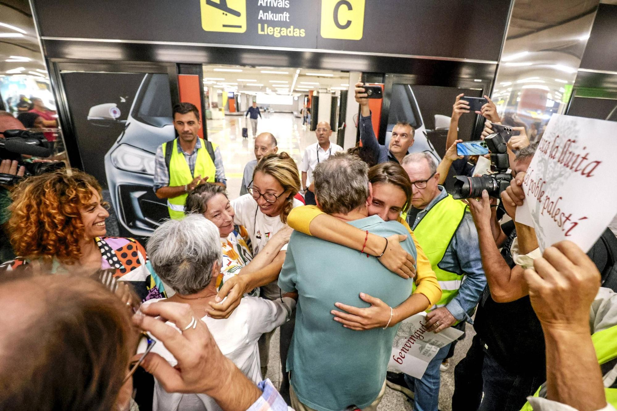 La llegada de Reyes Rigo, Lucía Muñoz y Alejandra Martínez al Aeropuerto de Palma en imágenes