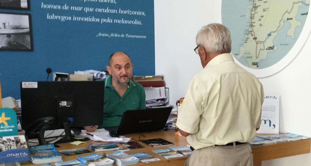 José Manuel Vázquez Lijó conversando con 'Roberto do fogueteiro'.