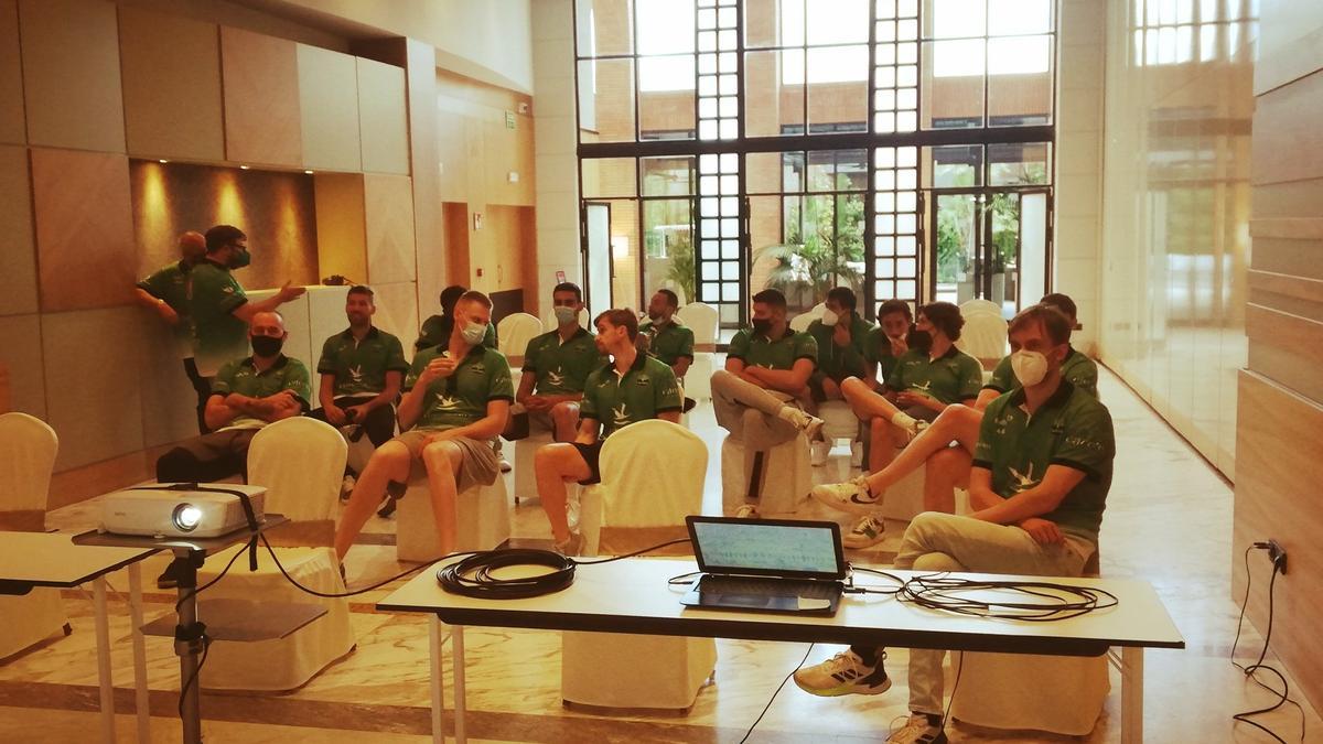 Los jugadores, instantes antes de iniciarse el Ourense-Murcia.