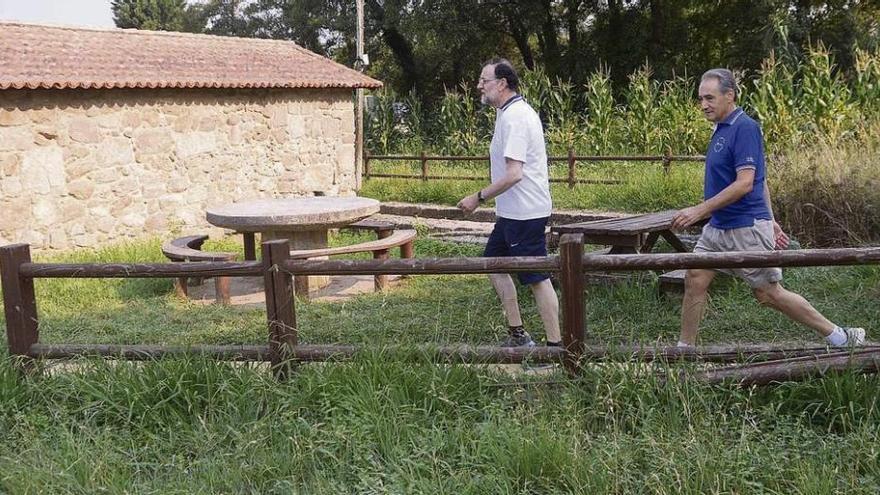 Mariano Rajoy y el marido de Ana Pastor, José Benito Suárez Costa, durante su habitual paseo por la Ruta da Pedra. // Noé Parga